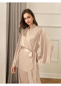 Détail du pyjama en satin champagne avec col en V croisé et ceinture en soie