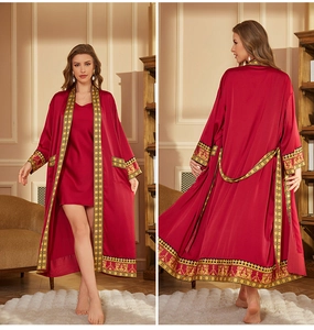 Détails du peignoir en satin rouge avec dentelle dorée vintage sur le col et les manches