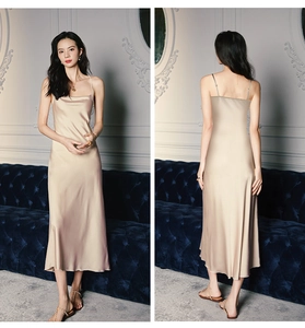 Détail de la robe nuisette élégante en satin champagne montrant la texture et le col bénitier