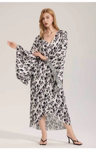 Dettaglio di un'elegante vestaglia in raso leopardato con scollo a V e maniche a pipistrello