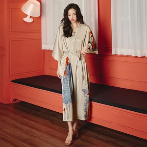 Peignoir long en satin champagne doré avec imprimé floral lotus et ceinture nouée