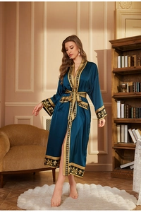 Peignoir en satin sarcelle avec d'élégants motifs floraux baroques dorés sur les poignets