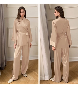 Ensemble de pyjama en satin champagne avec haut à nouer à manches longues et pantalon fluide