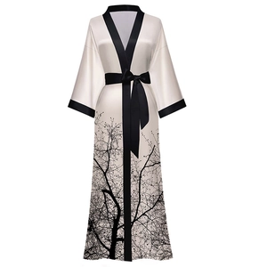Peignoir long en satin crème avec bordure noire et imprimé branches pour un look de luxe