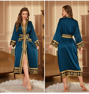 Vue avant et arrière d'un peignoir en satin bleu paon avec des motifs vintage de luxe