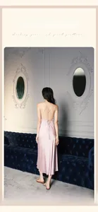 Détail d'une nuisette en satin rose avec bretelles croisées et col bénitier élégant