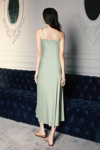 Détail de la vue arrière d'une robe nuisette en satin vert pois avec fines bretelles