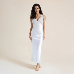Nuisette longue en satin blanc élégant avec décolleté en V profond et bordure en dentelle