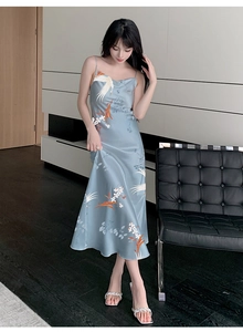 Détails de la chemise de nuit en satin bleu clair avec imprimés de grues et fleurs élégantes