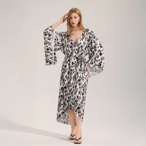 Elegante Vestaglia Lunga in Raso da Donna Stampa Leopardata Manica a Kimono Abbigliamento da Casa Scollo a V Camicia da Notte