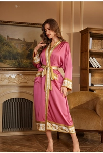 Peignoir de luxe rose en soie avec imprimé baroque doré sur les manches et la ceinture