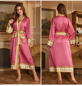 Vues détaillées du motif baroque sur un peignoir de luxe en soie rose avec une ceinture