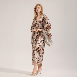 Elegante vestaglia a kimono in raso leopardato con scollo a V e cintura in vita