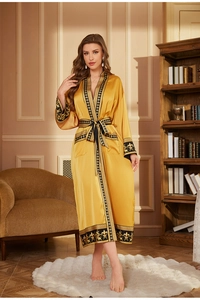 Vue détaillée du peignoir en satin doré luxueux avec imprimé baroque sur les poignets