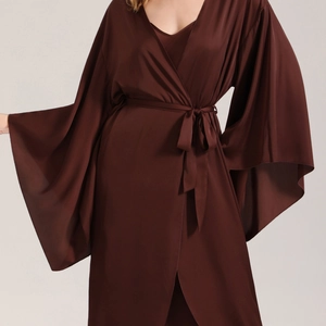 Elegante accappatoio in raso caffè scuro per donna con maniche lunghe e cintura in vita