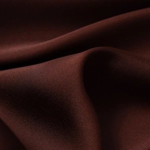 Elegante vestaglia in raso di seta marrone scuro con trama lucida e drappeggio