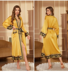 Vue avant et arrière d'un peignoir long en satin doré de luxe avec motifs vintage