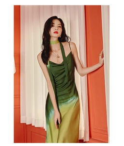 Détail d'une robe en satin dégradé vert-jaune avec fines bretelles et foulard assorti