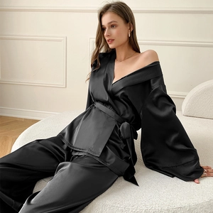 Ensemble de pyjama en satin noir élégant avec manches longues et haut style kimono