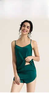 Détail d'un ensemble pyjama en satin vert foncé brillant avec caraco pour femme