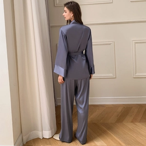Ensemble de pyjama en satin pour femmes avec haut cache-cœur et pantalon long en bleu gris