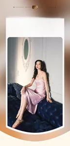 Robe nuisette élégante en satin rose pour femme sur un canapé dans un cadre luxueux