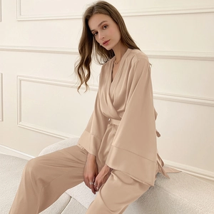 Pyjama chic en satin champagne avec haut à col en V croisé et pantalon assorti