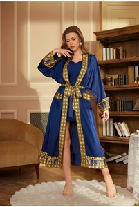Détails du peignoir en satin bleu foncé avec motif vintage doré élégant sur manches