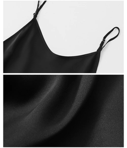 Vue détaillée du tissu en satin noir lisse et des bretelles réglables du caraco