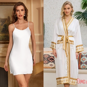 Peignoir de luxe en satin blanc avec broderie dorée et nuisette en soie assortie