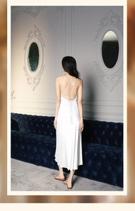 Détail du dos d'une chemise de nuit en satin blanc avec bretelles croisées élégantes