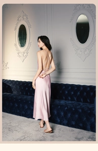 Nuisette en satin rose avec col bénitier et détails de bretelles croisées au dos