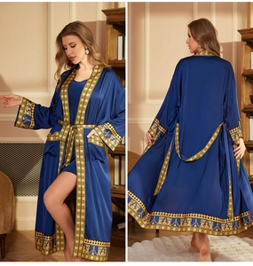 Peignoir long luxueux en soie bleu foncé avec motifs grecs dorés sur les poignets et ceinture