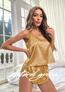 Détail d'un ensemble pyjama en satin de soie champagne avec décolleté en V élégant