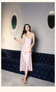 Détail d'une robe nuisette en satin rose avec col bénitier et fines bretelles