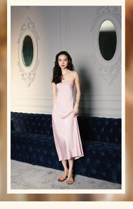 Détail de nuisette en satin rose avec bretelles spaghetti fines et un col bénitier chic