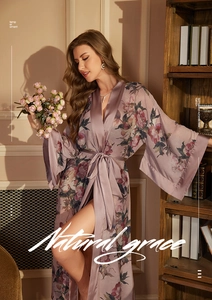 Vue détaillée du peignoir en satin de luxe avec motif floral et manches kimono élégantes