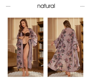 Peignoir long en satin à fleurs avec ceinture et manches kimono semi-transparentes