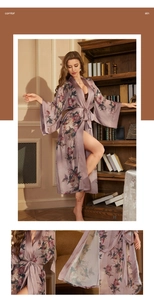 Vue détaillée du peignoir en satin lilas fleuri montrant la texture et la ceinture nouée