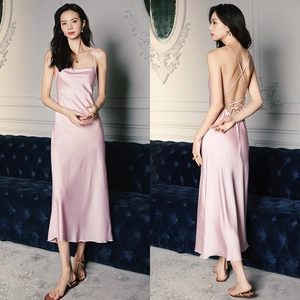 Nuisette en Satin pour Femmes Col Bénitier Dos Nu Sangles Croisées Élégant Vêtements de Nuit Sexy Robe de Pyjama Midi Maison