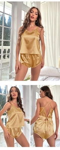 Détails du pyjama en satin doré avec dos nu à brides croisées et joli nœud décoratif
