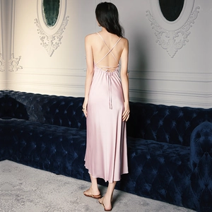 Nuisette en satin rose avec bretelles croisées élégantes et dos ouvert pour femme