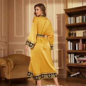 Peignoir de luxe en satin doré pour femme avec imprimé baroque et ceinture à la taille
