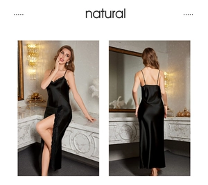 Gros plan détaillé d'une nuisette en satin de soie noir avec dentelle et fente latérale