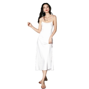Robe nuisette élégante en satin blanc à fines bretelles et col bénitier pour l'été