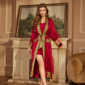 Ensemble peignoir en satin bordeaux avec d'élégantes bordures imprimées baroques
