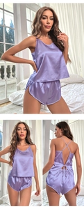 Détail du pyjama en satin violet montrant les bretelles croisées et la texture de soie
