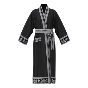 Peignoir noir luxueux à manches longues avec motifs fleur de lys argentés et ceinture