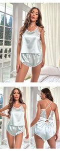 Détails d'un pyjama en satin bleu clair avec bretelles croisées et texture soyeuse
