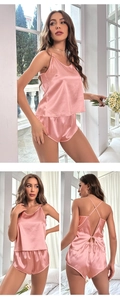 Ensemble pyjama rose en soie glacée avec bretelles et dos croisé pour femmes